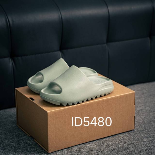 120 核心私 Adidas 阿迪Original Yeezy Slide 侃爷椰子拖鞋 原档案开模 采用进口高弹原料（区别普通发泡底）设计主打简约高街 延续了