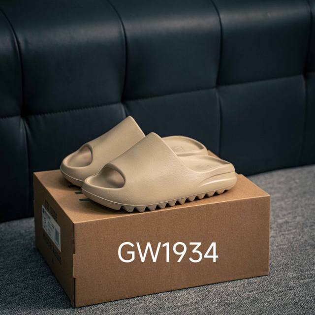 120 核心私 Adidas 阿迪Original Yeezy Slide 侃爷椰子拖鞋 原档案开模 采用进口高弹原料（区别普通发泡底）设计主打简约高街 延续了