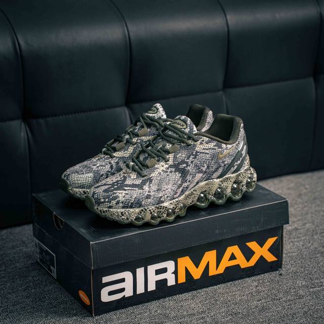 230 核心私 Nike Air Max Dn8 耐克气垫 缓震 耐磨运动鞋 鞋身材质均选择皮革 织物 麂皮多种材质覆盖 保证质感的前提下 层次感也相当不错 带