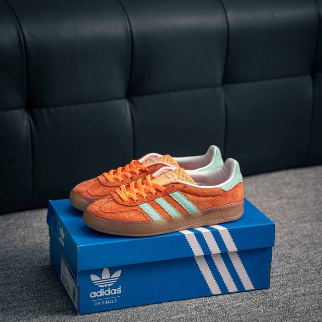 170 核心私 Adidas Originals Gazelle Indoor 三叶草复古防滑耐磨低帮板鞋 鞋款采用柔软的绒面革和耐用的皮革衬里融合在橡胶外底上