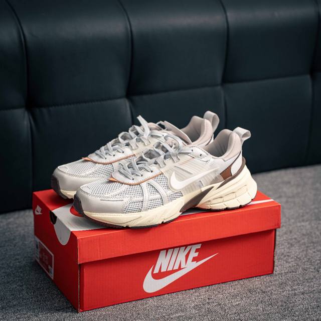 230 核心私 Nike V2K Run 减震防滑复古低帮跑步鞋 材质上使用大面积网眼 皮革 Tpu 组成 支撑和透气性肯定不错 中底处由 Cushlon 泡绵