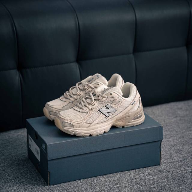 230 核心私 新百伦New Balance Nb740系列 凭借多种严选的优质素材重塑出让人耳目一新又充满层次感的革新中低结构。为呼应90年代的巨大化潮流，鞋