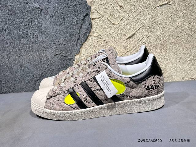 160 Melting Sadness X Adidas Originals Superstar贝壳头 此款以简约大方的造型设计，给人以随性休闲的时尚格调，穿着