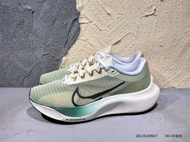 170 #新品上市实拍 Nike Zoom Fly 5 超级跑鞋耐克跑鞋 Flyknit 材料 打造出众弹性 易于穿脱。采用React技术 轻盈耐穿泡绵打造,铸