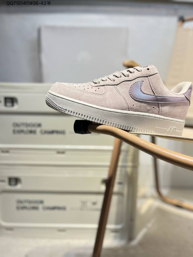 140 耐克 Nike Air Force 1 '07空军一号 中帮百搭休闲运动板鞋。柔软、弹性十足的缓震性能和出色的中底设计，横跨复古与现代的外型结合，造就出