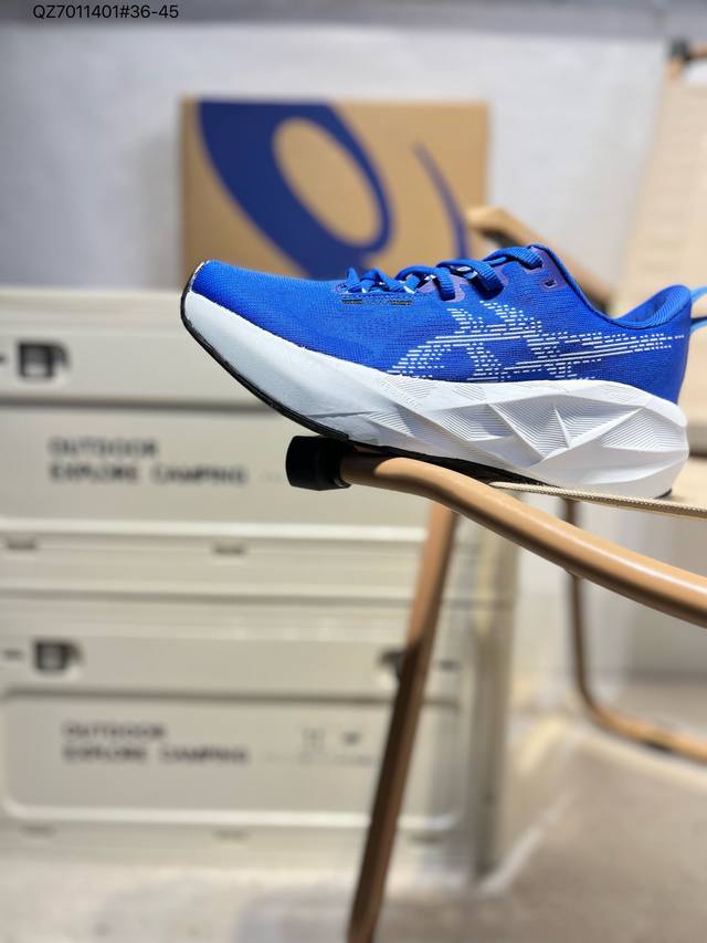 170 Asics Novablast 5亚瑟士经典跑鞋 如今机能风和户外风吹得正劲，便是主打“Urban Outdoor机能越野风格”，城市和户外场景都能轻松
