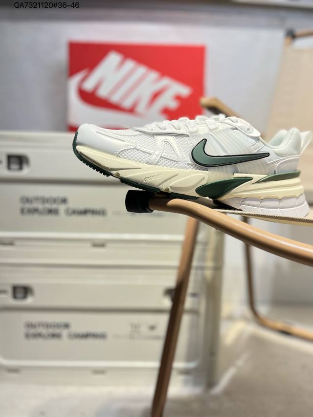 160 Nk V2K Runtekk 减震防滑低帮 复古老爹鞋跑步鞋 鞋款被命名为 Runtekk 设计上借鉴了 2000 年的跑鞋风格 配色上以金属银为主调