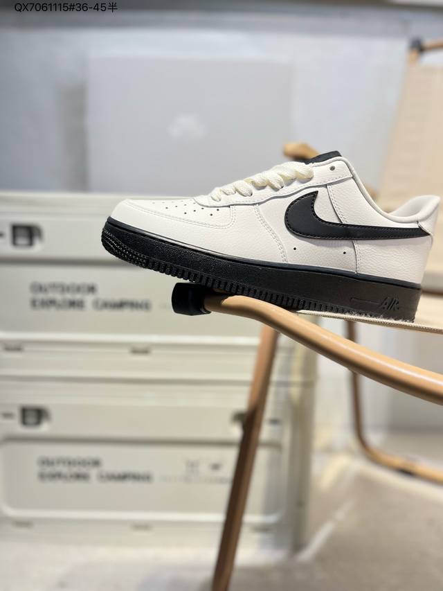 210 耐克 Nike Air Force 1 '07空军一号 中帮百搭休闲运动板鞋。柔软、弹性十足的缓震性能和出色的中底设计，横跨复古与现代的外型结合，造就出