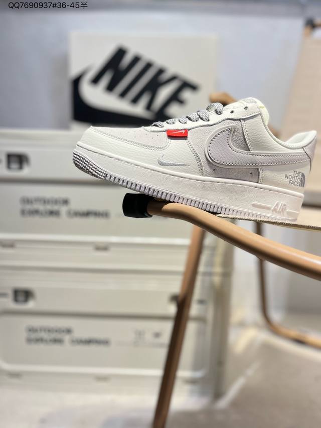 140 北面 X 耐克 Nike Air Force 1 '07空军一号 百搭休闲运动板鞋。柔软、弹性十足的缓震性能和出色的中底设计，横跨复古与现代的外型结合，