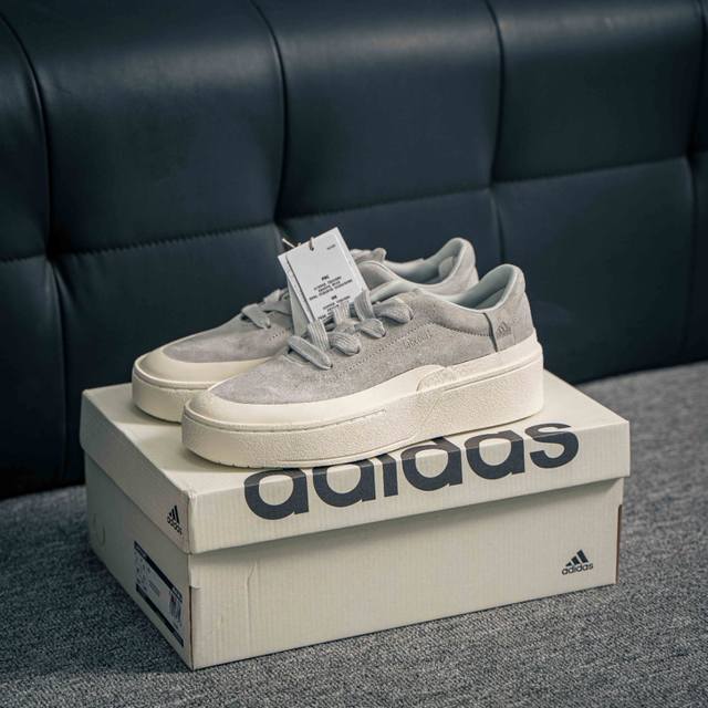 220 核心私 Adidas Labcourt 百搭休闲轻松舒适 耐磨透气低帮 板鞋 男女同款 鞋面使用了绒毛麂皮 ，鞋面和鞋底连接处使用了包边处理，看起来更加