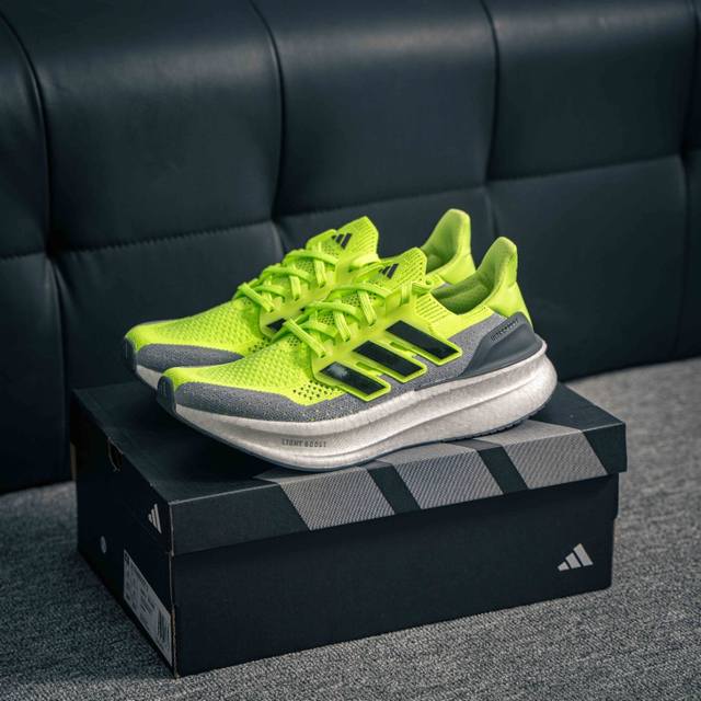 270 核心私 阿迪达斯Adidas Ultraboost 5 耐磨缓震休闲运动跑鞋 采用网材搭配反光皮革鞋面 配上Stretchweb网格外底 提供非凡穿着体