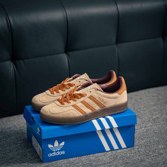 200 核心私 Adidas Originals Gazelle Indoor 三叶草复古防滑耐磨低帮板鞋 鞋款采用柔软的绒面革和耐用的皮革衬里融合在橡胶外底上