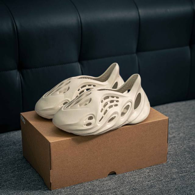 120 核心私 椰子Slide侃爷同款 白色 Yeezy凉拖鞋 夏季洞洞鞋 一字拖外穿沙滩鞋 尺码: 36 36.5 37.5 38 38.5 39 40 40