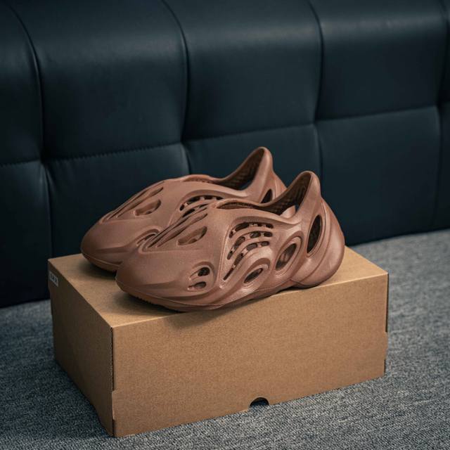 120 核心私 椰子Slide侃爷同款 亚麻 Yeezy凉拖鞋 夏季洞洞鞋 一字拖外穿沙滩鞋 尺码: 36 36.5 37.5 38 38.5 39 40 40