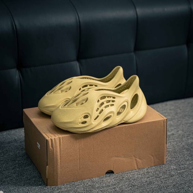120 核心私 椰子Slide侃爷同款 米黄 Yeezy凉拖鞋 夏季洞洞鞋 一字拖外穿沙滩鞋 尺码: 36 36.5 37.5 38 38.5 39 40 40