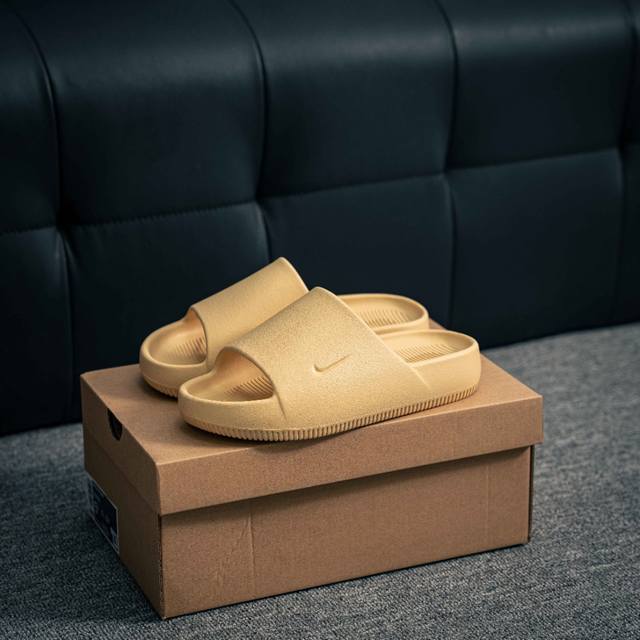 100 核心私 Nike Calm Slide 防滑耐磨一字拖鞋 Nk耐克一体成型高弹拖鞋 原产材质 耐磨抗造沙滩鞋 货号：Fd4116 200 尺码：36 3