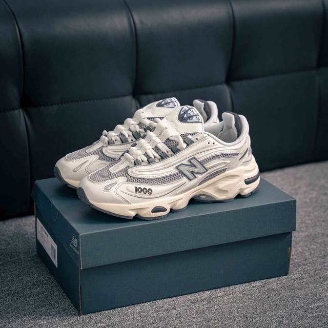 270 核心私 New Balance M1000 复古跑鞋 符合潮流趋势的复古老爹鞋型 采用硬质牛剖革拼接透气网眼衬垫织物鞋面材质T-Beam大底提供足步弓支