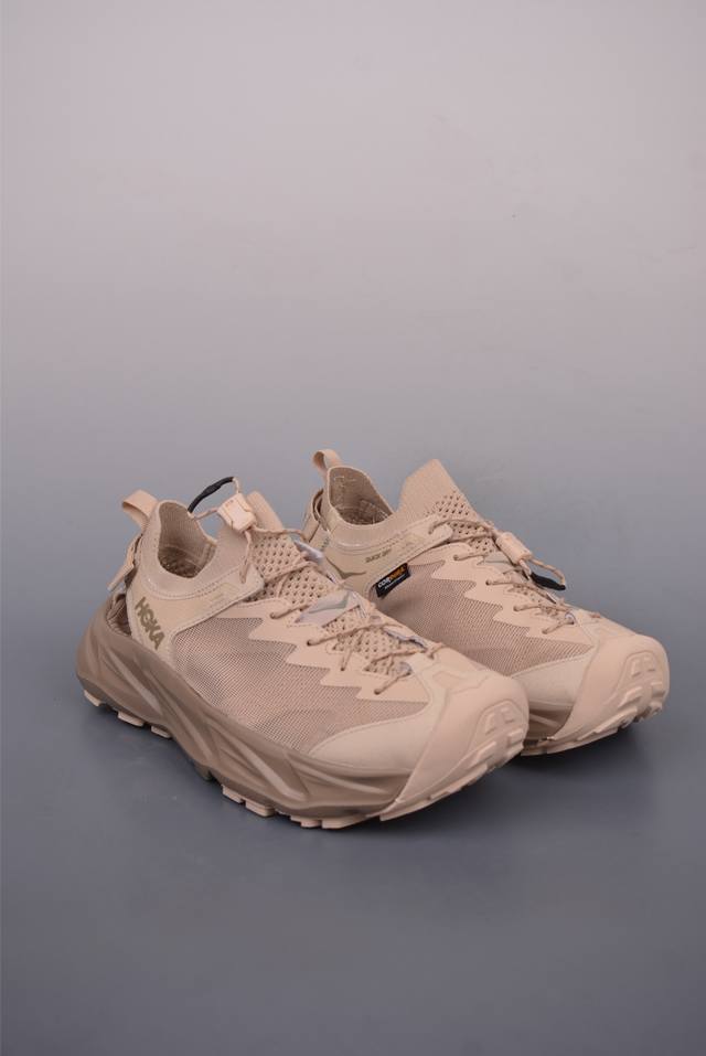 230 Hoka One One Hopara 户外机能山地凉鞋 实拍首发 鞋型从外观就给人强烈的户外机能感 粗犷率性的厚底设计 继承了 Hoka One O