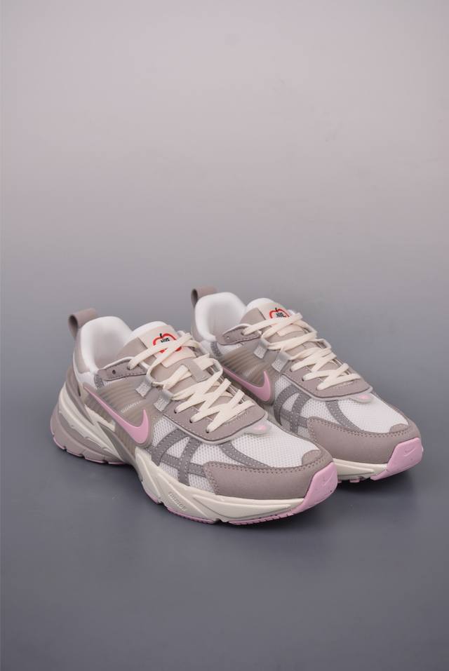 230 Nike V2K Runtekk 纯原版本 减震防滑复古低帮跑步鞋 材质上使用大面积网眼 皮革 Tpu 组成 支撑和透气性肯定不错 中底处由 Cush