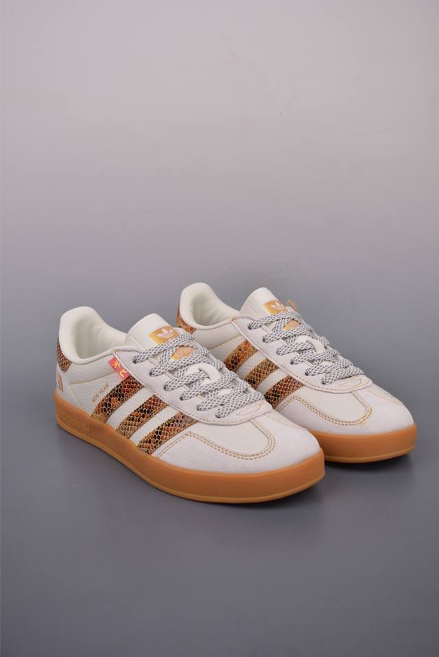 260 Adidas Samba Og 北面联名 复古桑巴板鞋 纯原大厂出品 这款桑巴鞋展示了高质量的工艺 带有装饰的超锁缝制和无缝的手感 柔软、柔软的皮革造