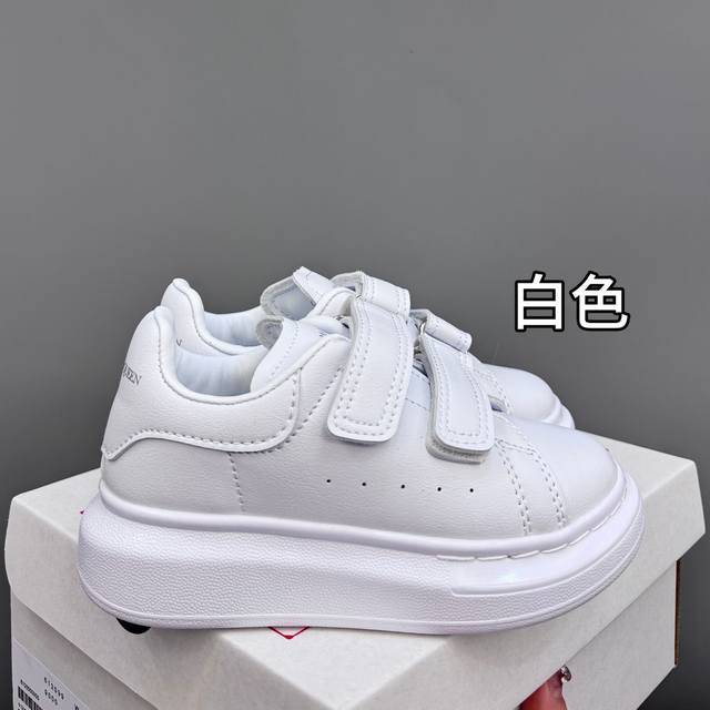 110 麦昆新款儿童魔术贴板鞋 Size：25-37码 经典麦昆小白鞋 百搭又时尚 魔术贴设计，穿脱超方便 优质皮料，超级好打理