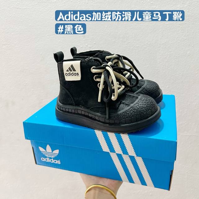 140 配色合集 Adidas学院风高邦儿童面包鞋 Size:26-37码 Adidas作为运动时尚界的领军者，一直以其经典设计和创新理念引领着全球潮流。这款高