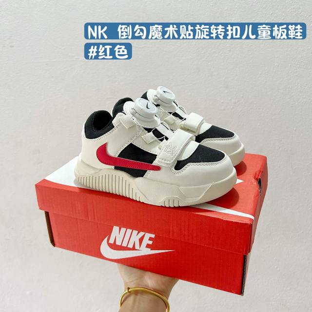 P140 配色合集 耐克倒勾魔术贴旋转扣儿童板鞋 Size:26-37码 这款鞋子的设计灵感来源于孩子们活泼好动的性格特点。它的外观非常吸引人，简洁大方。最让人