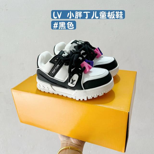 160 配色合集 Lv小胖丁儿童板鞋 尺码:26-37码 想给宝贝的小小脚丫穿上大牌时尚？Lv的小胖丁儿童板鞋绝对是个亮眼选择！它不仅设计独特，而且舒适度满分