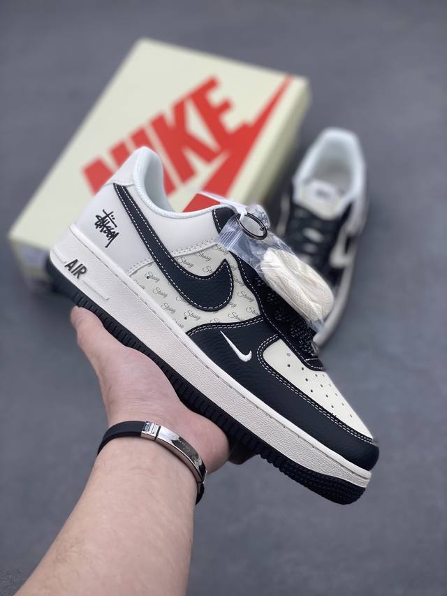 本地自取340 海外限量发售！公司级Nike Air Force 1 '07 Low “斯图西联名——黑荔纹英文”空军一号 低帮 运动鞋 休闲鞋 折边针车 工艺