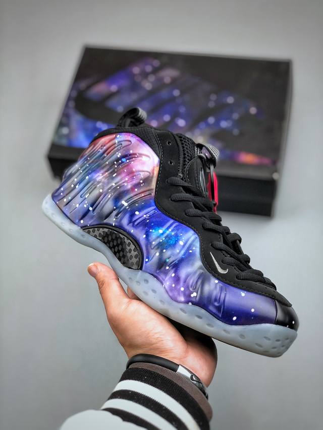 390支持放店 Nike Air Foamposite One 喷泡喷泡，是一双内场的后卫战靴，97年1月份首期发行，使用Foamposite一次成型的喷塑鞋面