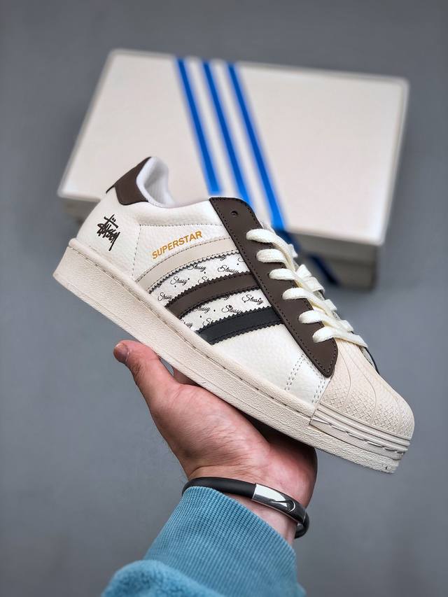 340支持放店 Adidas Originals Superstar X Stussy 白棕采用全新头层拼接皮革材质后跟采用特色3D立体印字 渠道正品订单 诠释