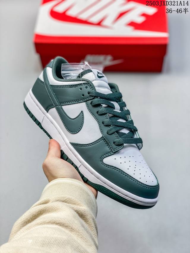 180 公司级带半码 耐克Nike Sb Zoom Dunk Low 板鞋 系列经典百搭休闲运动板鞋加厚鞋舌的填充，使舒适性大大提升，同时也更方便穿脱中底部分则
