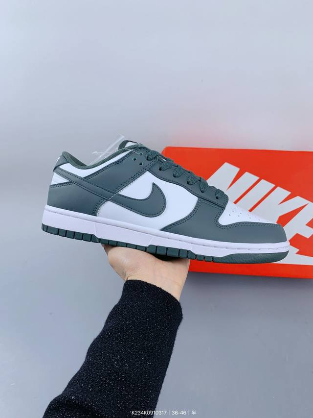 ：180 真标带半码耐克Nike Sb Dunk Low 扣篮系列 复古低帮休闲运动滑板板鞋。采用脚感柔软舒适Zoomair气垫，有效吸收滑板等极限运动在落地时