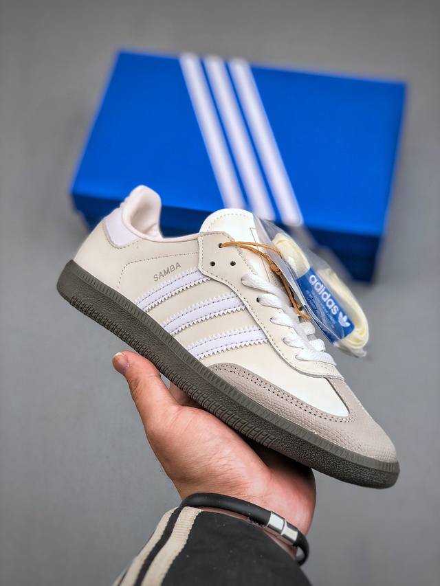 130 Addis Original Samba Og 复古单品复古桑巴板鞋 这款桑巴鞋展示了高质量的工艺 带有装饰的超锁缝制和无缝的手感 柔软、柔软的皮革造型