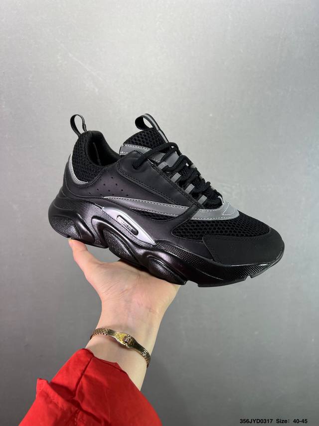200 公司级Dior B30 迪奥网眼织物低帮运动休闲鞋 该款系列采用黑网色眼织物白和色科技料面精心制 作饰以反光“Cd30”图形标志 外格轻盈的刻雕效果橡胶