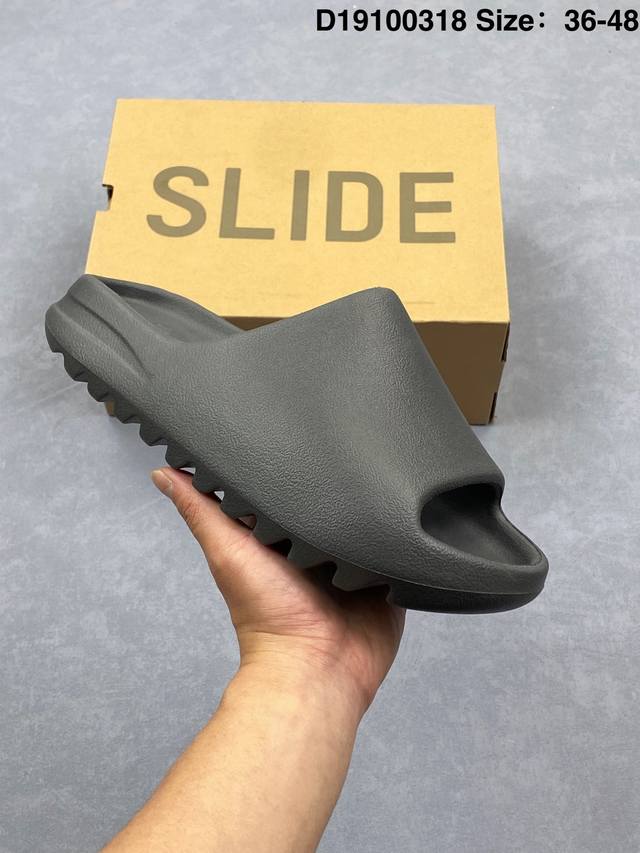 80 yeezy Slide“Resin” 椰子拖鞋 军褐配色 侃爷再度联乘 采用Eva泡棉式一体成形鞋模#配置鞋底凹埳设计亦提供缓震及抓地力 货号：Gw193