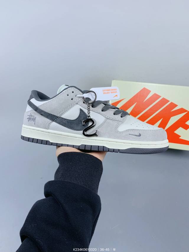：140 nike Dunk Low 滑行轨迹 绑带结构黑白 此款整体围绕熊猫恶作剧滑板为主题设计，鞋身整体采用专属颜料重新喷涂。特殊原创设计图标涂鸦装饰，添加