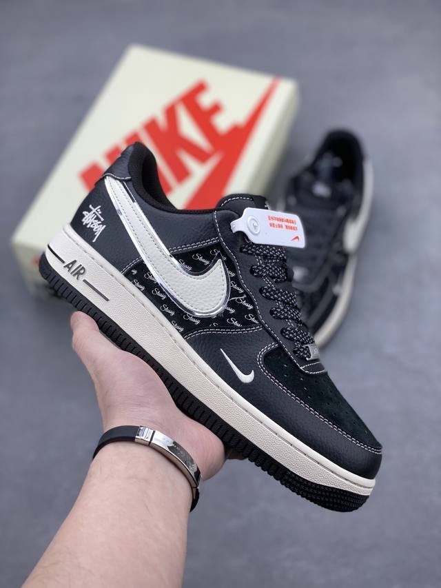 本地自取260 海外限量发售！公司级Nike Air Force 1 '07 Low “斯图西联名--全黑英文”空军一号 低帮 运动鞋 休闲鞋 折边针车 工艺难