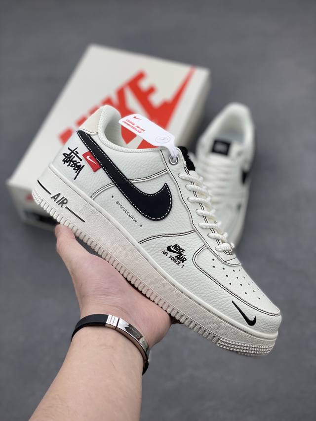 本地自取210 海外限量发售！公司级Nike Air Force 1 '07 Low “斯图西联名--米白黑勾红标”空军一号 低帮 运动鞋 休闲鞋 折边针车 工