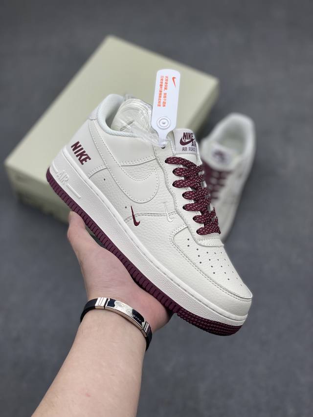 本地自取290 官方同步发售 原装版本 Nike Air Force 1 Low '07 “Nike”三勾系列 白酒红经典空军一号低帮休闲板鞋 3M反光 头成皮