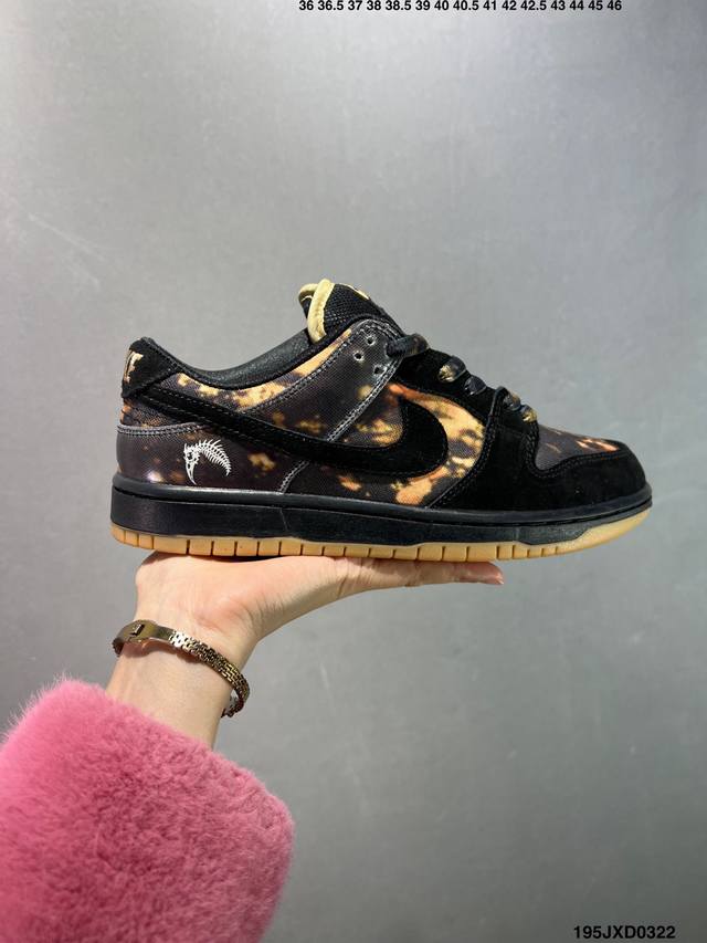 180 公司级Pushead X Nike Sb Dunk Low 异形2 鞋子以漂白渲染的设计打造，渐变效果的鞋身搭配黑色麂皮和生胶色外底，呈现出与艺术的合二