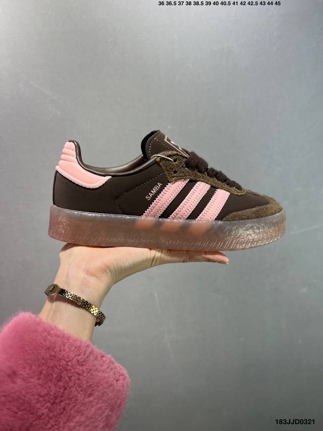 140 adidas Originals Sambae W 百搭单品 复古桑巴板鞋 这款桑巴鞋展示了高质量的工艺 带有装饰的超锁缝制和无缝的手感 柔软、柔软的皮