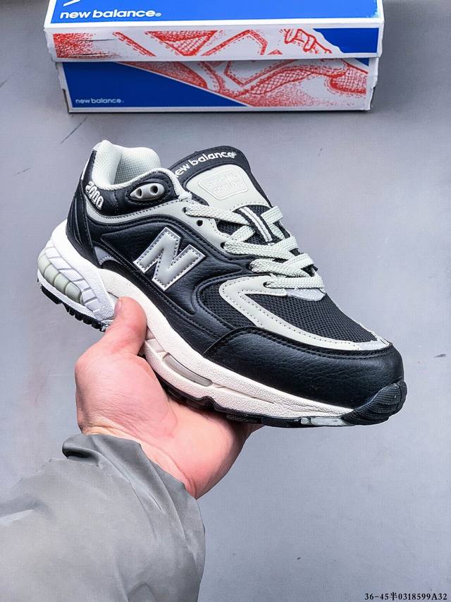 220 公司级！New Balance M2000跑鞋· 沿袭了面世之初的经典科技，以 Encap 中底配以升级版 N-Ergy 缓震物料。鞋面则采用特色的柔软