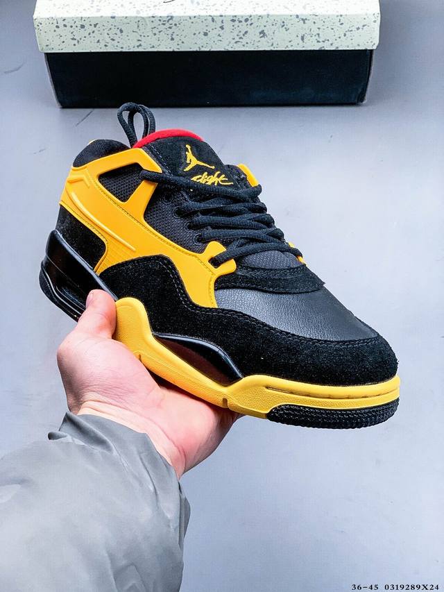 170 air Jordan Aj4 Rm 重制版低帮复古篮球鞋 实拍首发 采用了低帮的设计 并保留了众多Aj4的经典元素 鞋身以皮革 麂皮材质拼接打造 aj4