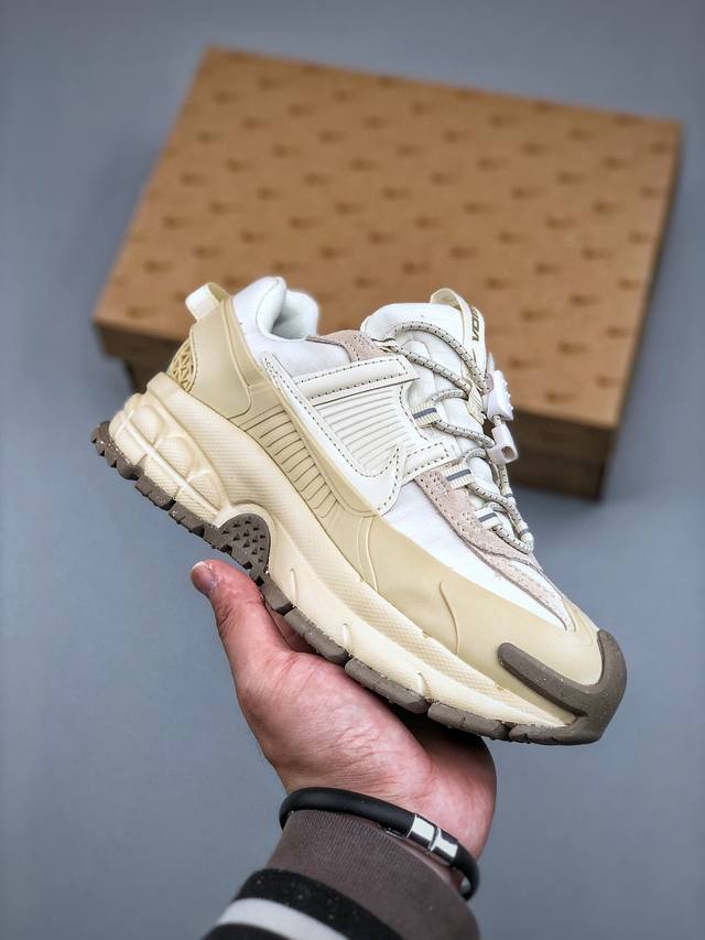 280支持放店 M版 Nike Zoom Vomero Roam 马拉松复古五代休闲厚底增高运动慢跑老爹鞋 Fv2295-101 #采用环保纤维革饰片组合网眼布