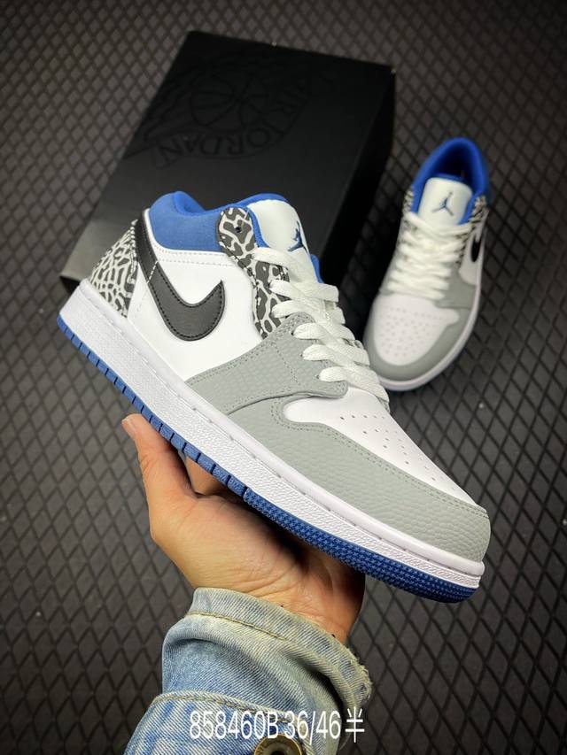 210 B支持放店 公司级Air Jordan 1 Low “True Blue” 整体的白色框架搭配上鞋头的灰色荔枝纹皮革，再加上鞋身中段黑色皮质材料的 Ni
