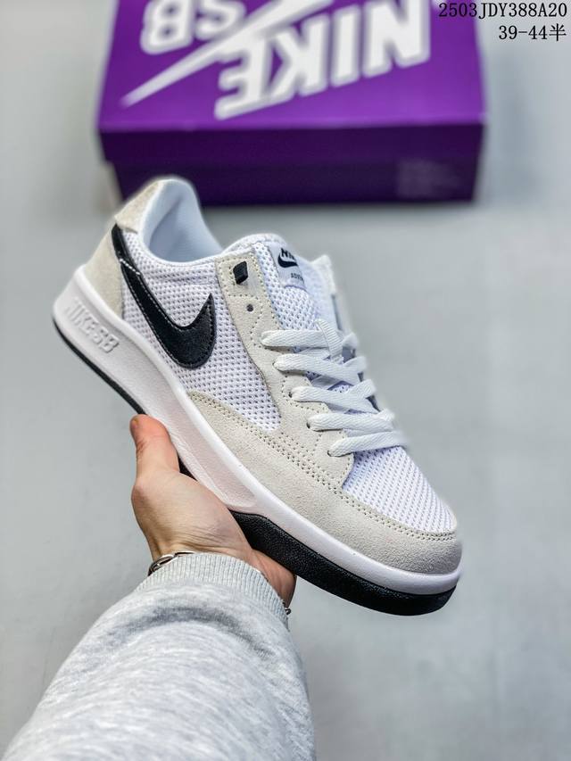 140 耐克Nike Sb Adversary Prm 滑板鞋升级演绎基础设计，配有硫化外底，主要由网眼材料制成。鞋仅在通常会因滑板而承受更大压力的区域使用绒面