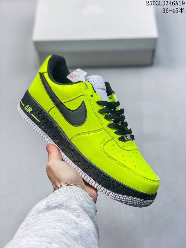 100 真标带半码 nike Air Force 1 '07 Low 潮流 防滑耐磨 低帮 板鞋 男款 灰白色。柔软、弹性十足的缓震性能和出色的中底设计，横跨复