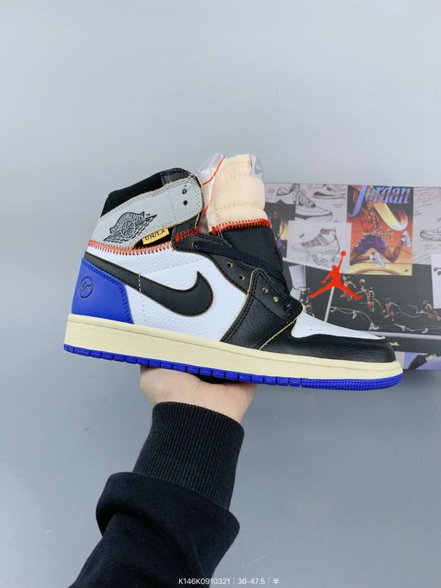 ：180 air Jordan 1 Retro High Og 高帮 蓝白黑 Aj1 乔丹1代 乔丹篮球鞋系列 鞋身采用了蓝色和白色的组合，鞋面采用白色皮革呈现