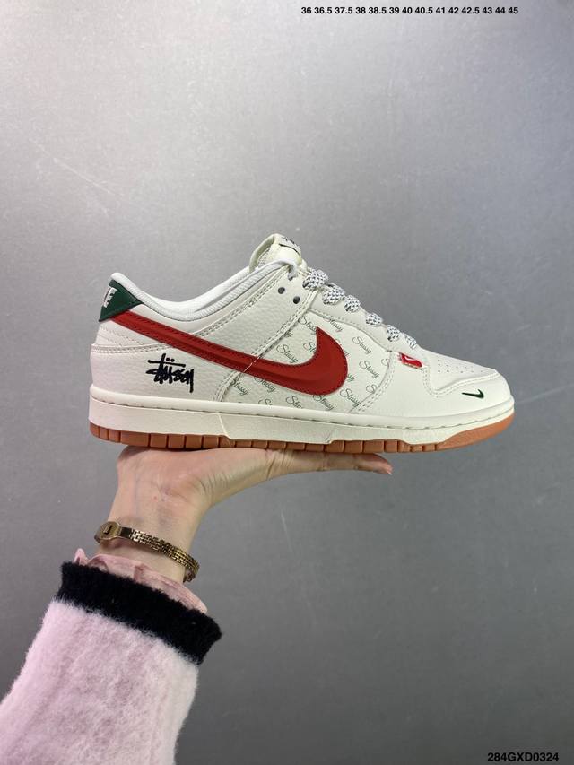 310 公司级Stussy X Nike Dunk Low 立体红勾 此款主张打破传统的工业化流水线设计限制，以Made By Ideas的超级创意为理念，集结